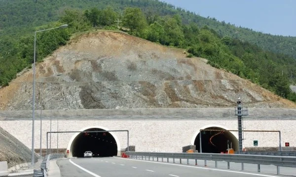 Aksident në hyrje të tunelit të Kalimashit, të paktën tre të lënduar
