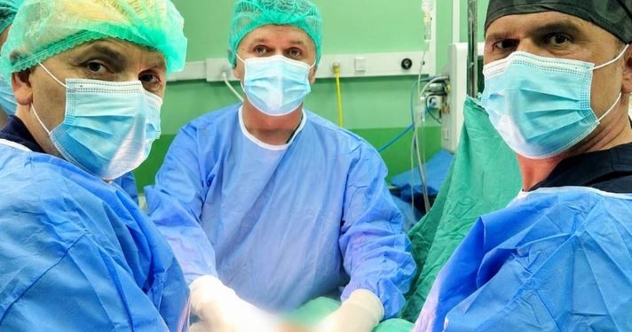 Largohet me sukses tumori me përmasa të mëdha te 69-vjeçari në Spitalin e Mitrovicës