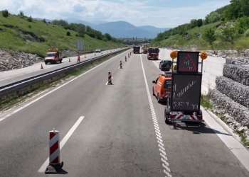 Më në fund: Ministria e Infrastrukturës fillon pastrimin e rrëshqitjes së dheut në autostradën “Ibrahim Rugova” – Basha fajëson OSHP-në për vonesë