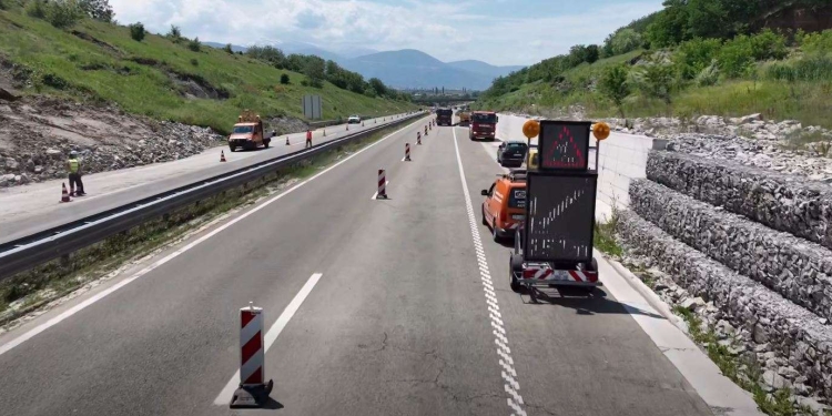 Më në fund: Ministria e Infrastrukturës fillon pastrimin e rrëshqitjes së dheut në autostradën “Ibrahim Rugova” – Basha fajëson OSHP-në për vonesë