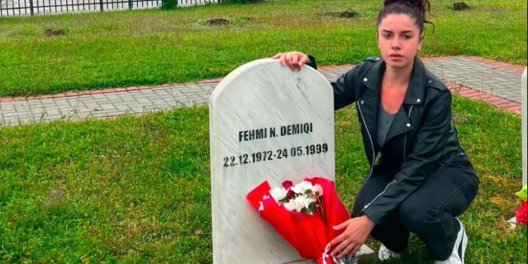 “S’e dëgjova zërin tënd”, vajza e dëshmorit Fehmi Demiqi me fjalë prekëse në përvjetorin e rënies së tij