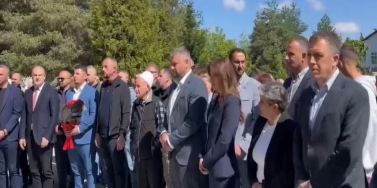 Haxhiu bën homazhe në 27-vjetorin e masakrës në Bukosh