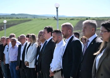 Kurti bën homazhe në Marinë në nderim të dëshmorëve Rasim Kiçina dhe Ragip Halilaj