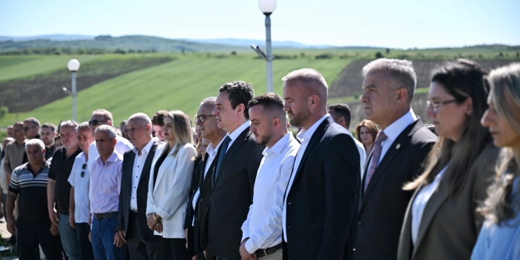 Kurti bën homazhe në Marinë në nderim të dëshmorëve Rasim Kiçina dhe Ragip Halilaj