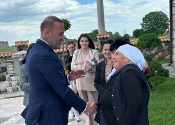 Daut Hradinaj së bashku me bashkëluftëtarë nderojnë invalidin e UÇK-së, Nexhat Syla