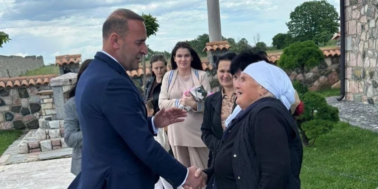 Daut Hradinaj së bashku me bashkëluftëtarë nderojnë invalidin e UÇK-së, Nexhat Syla