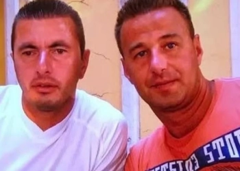Dy vëllezër humbin jetën brenda pak orësh në Pejë – njëri nga aksidenti në trafik, tjetri nga sëmundja