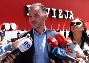 Molliqaj shkon tek zyra e VV-së: Këta tuten e dridhen veç nga PSD-ja, e patë edhe zyrtarët brenda që kenë u dridhshin