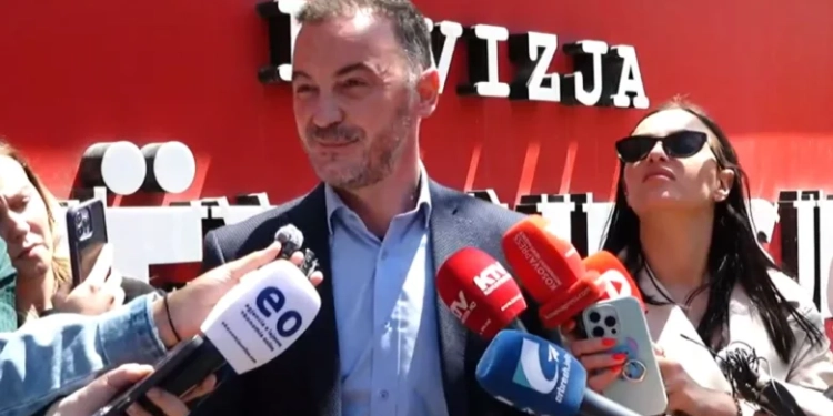 Molliqaj shkon tek zyra e VV-së: Këta tuten e dridhen veç nga PSD-ja, e patë edhe zyrtarët brenda që kenë u dridhshin