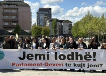 “Jemi lodhë, Parlament – Qeveri të kujt jeni?”, nis protesta e punëtorëve të sektorit privat