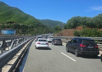 Kolona të gjata: Qytetarët nga Kosova ia mësyjnë Shqipërisë