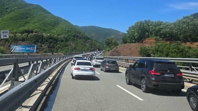 Kolona të gjata: Qytetarët nga Kosova ia mësyjnë Shqipërisë