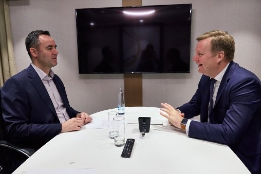 Sorensen dhe Konjufca diskutojnë hapat e ardhshëm të dialogut Kosovë–Serbi