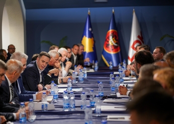 Dy anëtarët që s’e deshtën bashkimin e LDK’së me Osmanin nuk u panë sot në mbledhjen e Abdixhikut