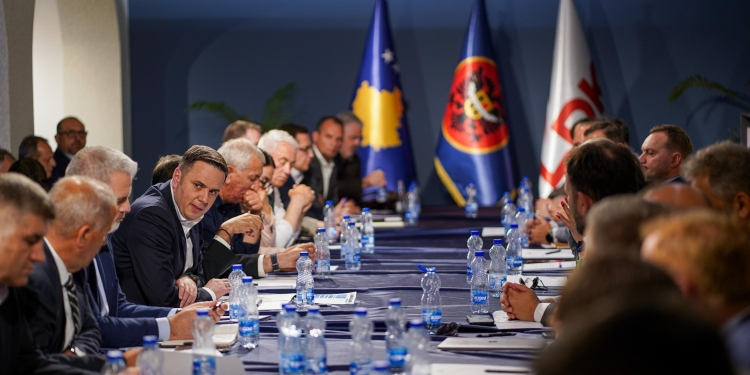 Dy anëtarët që s’e deshtën bashkimin e LDK’së me Osmanin nuk u panë sot në mbledhjen e Abdixhikut