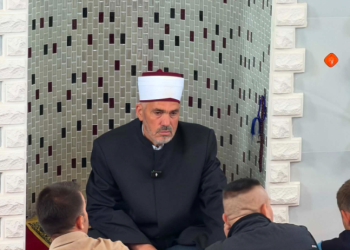 “Bomani hallall”: Mulla Osmani mban ligjeratën e fundit në xhami, përshëndetet me xhematin