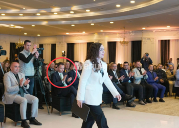 Shikimi që flet më shumë se fjala – Faton Peci derisa Vjosa Osmani merr fjalën në shënimin e 80 vjetorit të gjimnazit “Frang Bardhi”