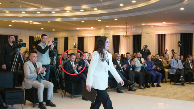 Shikimi që flet më shumë se fjala – Faton Peci derisa Vjosa Osmani merr fjalën në shënimin e 80 vjetorit të gjimnazit “Frang Bardhi”