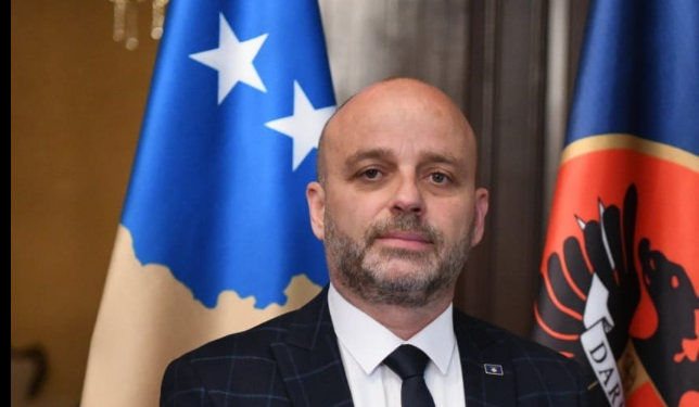 “Jeta edhe pati kajtë, Haxhi Avdyli e Albena kacafyteshin”, këshilltari i Donika Gërvallës tenton denigrimin e të larguarëve