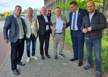 Hysni Gucati e dorëzon peticionin me 200 mijë nënshkrime në Gjykatën Speciale, kërkohet drejtësi
