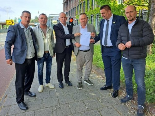 Hysni Gucati e dorëzon peticionin me 200 mijë nënshkrime në Gjykatën Speciale, kërkohet drejtësi