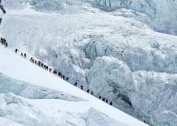 Numër rekord: 274 alpinistë ngjiten në Everest për një ditë nga ana e Nepalit