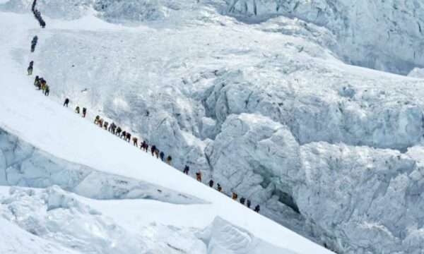 Numër rekord: 274 alpinistë ngjiten në Everest për një ditë nga ana e Nepalit