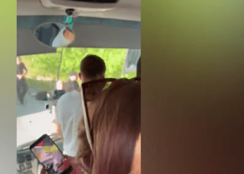 Ishin nisur në mbështetje të studentëve shqiptarë në Shkup, të rinjtë nga Tirana mbahen 8 orë në kufi me Serbinë