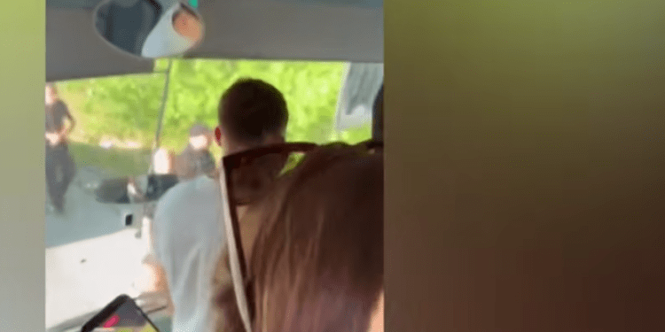 Ishin nisur në mbështetje të studentëve shqiptarë në Shkup, të rinjtë nga Tirana mbahen 8 orë në kufi me Serbinë