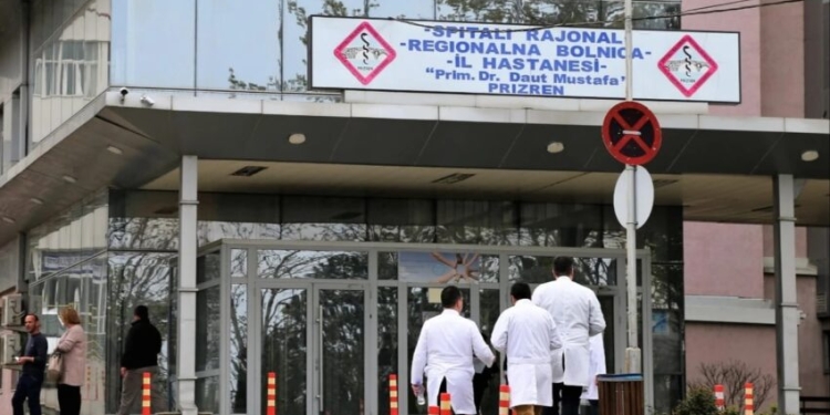 Vdes pas një viti në komë viktima nga Ferizaj, i dyshuari nga Shqipëria ende në arrati