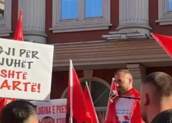 Mesazhi i studentit në protestë: Nuk ka institucion që guxon ta prekë gjuhën shqipe