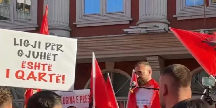 Mesazhi i studentit në protestë: Nuk ka institucion që guxon ta prekë gjuhën shqipe