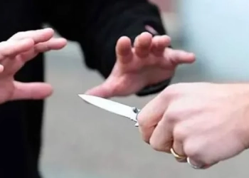 Sherri përfundon me gjak në Deçan – 20-vjeçari dyshohet se theri kamerierin brenda lokalit