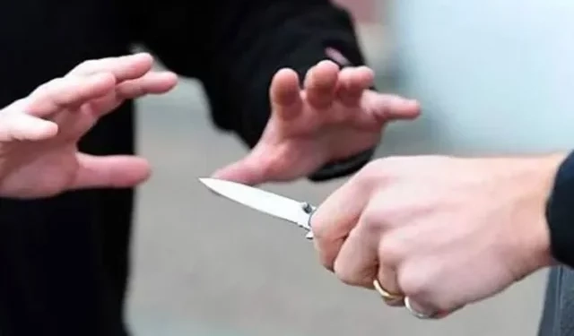 Sherri përfundon me gjak në Deçan – 20-vjeçari dyshohet se theri kamerierin brenda lokalit