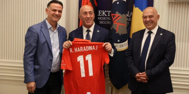 Kandidati i parë shqiptar për parlament të Bazelit aderon në AAK, e presin Haradinaj e Gjini