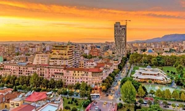 Për katër muaj mbi 2.5 milionë turistë vizituan Shqipërinë, gati gjysma nga Kosova