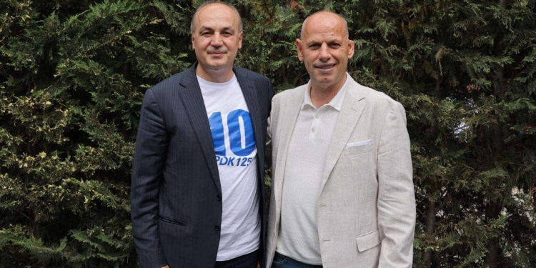 Ramiz Lladrovci del hapur në mbështetje të Enver Hoxhajt: Ta votojmë 10-shin e PDK-së