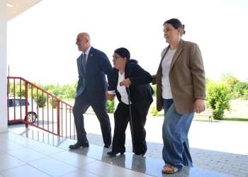 Ramush Haradinaj voton bashkë me nënën Rukë: Me votën tuaj vendosni për Kosovën e për vitet që vijnë
