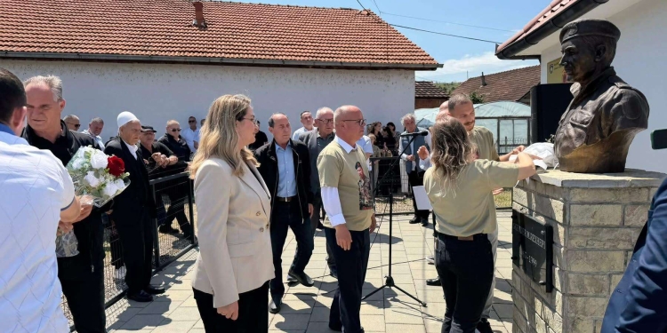 Përkujtohet ditëlindja e Heroit Skënder Rexhepi – homazhe në Mrasor pranë bustit dhe Shtëpisë-Muze