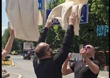 Kryetari i komunës së Mitrovicës së Veriut Radojeviq i mbuloi tabelat, policia hoqi pëlhurën