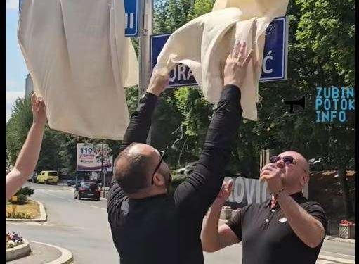Kryetari i komunës së Mitrovicës së Veriut Radojeviq i mbuloi tabelat, policia hoqi pëlhurën