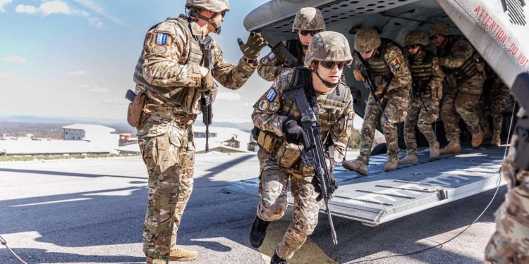 KFOR zhvillon stërvitje me helikopter në Pejë për rritjen e gatishmërisë operacionale