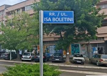 Hiqet tabela me emrin e Gjingjiqit në Mitrovicën e Veriut, mbetet ajo me emrin e Isa Boletinit