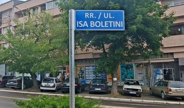 Hiqet tabela me emrin e Gjingjiqit në Mitrovicën e Veriut, mbetet ajo me emrin e Isa Boletinit