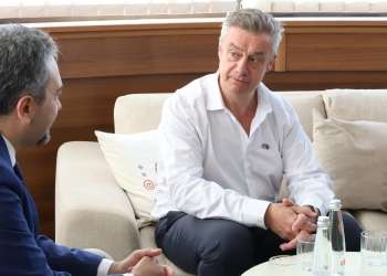 Ambasadori britanik viziton KQZ-në: I takon popullit të Kosovës të dalë dhe të votojë