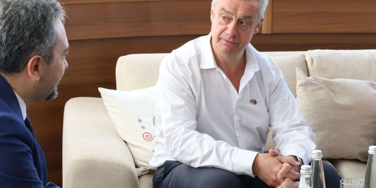 Ambasadori britanik viziton KQZ-në: I takon popullit të Kosovës të dalë dhe të votojë