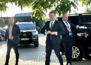 Suspendohet polici që deklaroi se Lushtaku nuk e kishte sulmuar eskortën e Kurtit
