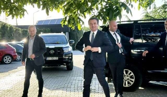 Suspendohet polici që deklaroi se Lushtaku nuk e kishte sulmuar eskortën e Kurtit