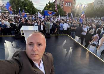 Bekim Gashi publikon fotografi nga tubimi i LDK-së në Prishtinë: “Flakë e madhe në zemër të kryeqytetit”