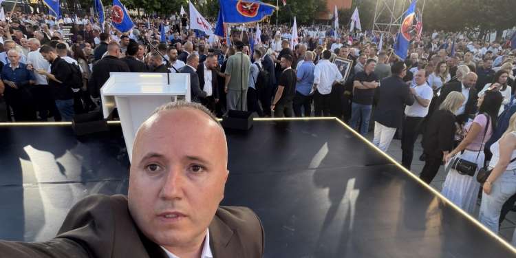 Bekim Gashi publikon fotografi nga tubimi i LDK-së në Prishtinë: “Flakë e madhe në zemër të kryeqytetit”
